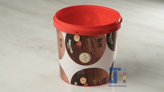 Ovale Form in Form von Etiketten mit glänzender Oberfläche und Seidendruck
